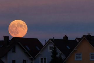 Měsíc nad obzorem vypadá třikrát větší. Proč to tak je, vědci stále nevědí